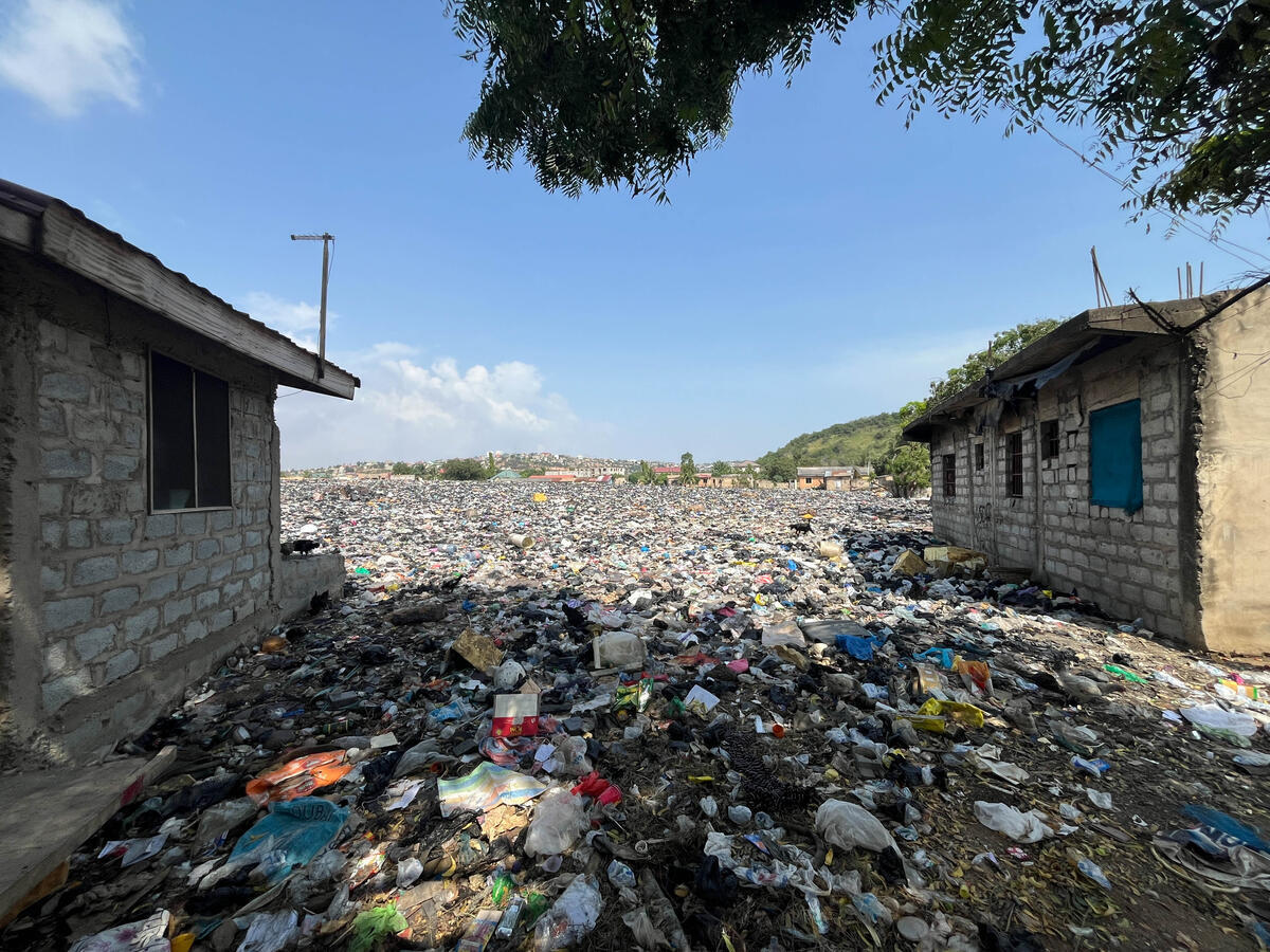 rifiuti tessili africa inquinamento - foto greenpeace (1)