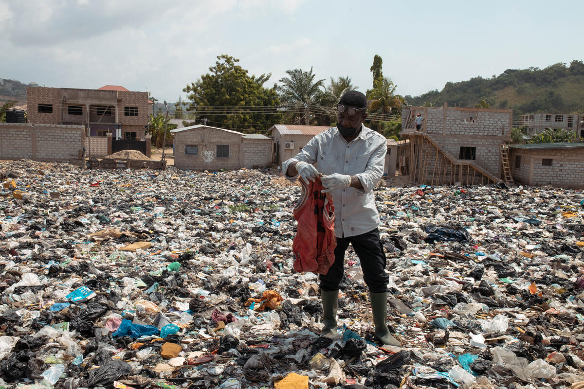 rifiuti tessili africa inquinamento - foto greenpeace (1)