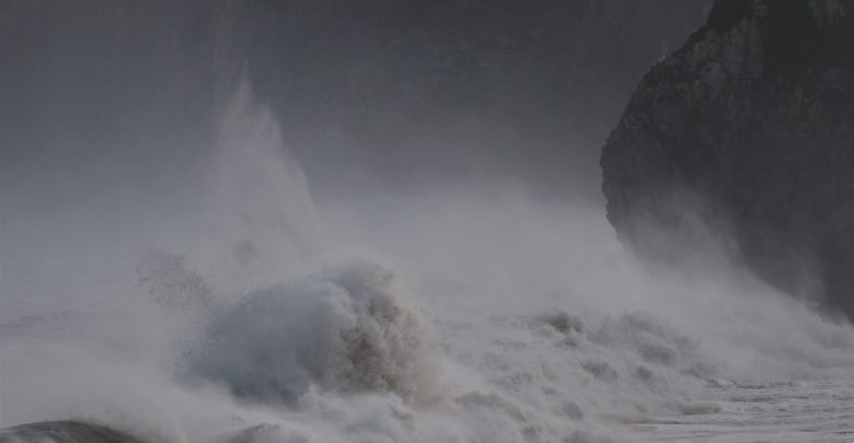 mare onde maltempo vento