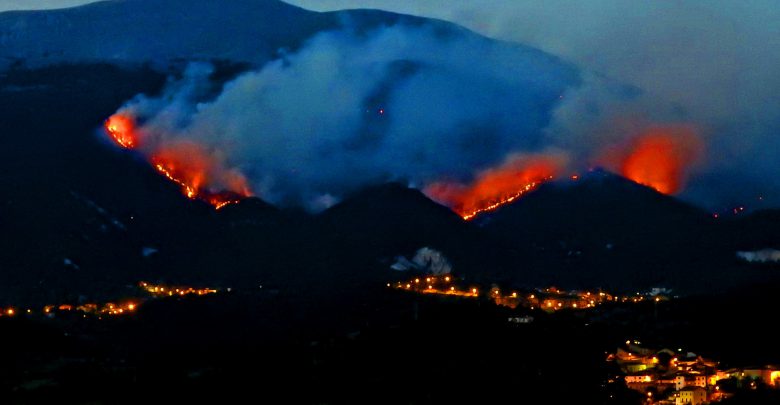 L'Aquila in ginocchio davanti al vasto incendio