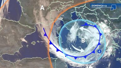UNA CIRCOLAZIONE CICLONICA INFLUENZA IL TEMPO SU ALCUNE REGIONI TRA OGGI E DOMANI, PORTANDO UN PO’ DI PIOGGE INSIEME ALL’AFFLUSSO DI ARIA PIÙ FRESCA. DA MARTEDÌ SI PROFILA L’ARRIVO DI UNA PERTURBAZIONE PIÙ INTENSA. Il tempo di questa domenica in Italia sarà influenzato da una circolazione ciclonica in quota, un vortice ciclonico colmo di aria più fredda (“goccia fredda”), che oggi ha il suo centro nei pressi dell’Italia centrale. La sua presenza favorisce un contenuto calo delle temperature e determina qualche pioggia residua soprattutto sul medio Adriatico, in risalita verso il Nord-Est. Lunedì, specie nella prima parte della giornata, le piogge coinvolgeranno soprattutto l’area tra i settori meridionali del Centro e quelli più settentrionali del Sud Italia, mentre anche a ridosso delle Alpi assisteremo a un aumento dell’instabilità, accompagnata dal ritorno della neve fino intorno ai 1.500 metri. In seguito la “goccia” si allontanerà verso l’Europa centrale e sulla maggior parte delle regioni si avrà una breve fase di tempo più stabile, destinata tuttavia a rivelarsi solo temporanea. Già tra martedì e mercoledì, infatti, una perturbazione più intensa in arrivo dall’Atlantico attraverserà gran parte dell’Italia a iniziare dalle regioni di Nord-Ovest. LE PREVISIONI PER LE PROSSIME ORE Sui settori a nord del Po tempo abbastanza soleggiato; nel resto del Paese nuvolosità variabile. Al mattino possibilità di piogge sparse in Puglia e sul settore del medio Adriatico, più intense in Abruzzo. Locali rovesci in arrivo nel nordest della Sardegna. Nel pomeriggio piogge residue sulla Puglia meridionale e in Abruzzo, piogge o rovesci isolati sulla Sardegna orientali, con possibili temporali nel nordest dell’isola; piogge sparse nelle Marche e in Romagna; deboli piogge isolate in Emilia, in estensione in serata alle Venezie. Entro sera tendenza a qualche rovescio o temporale anche nel Trapanese e nel canale di Sicilia. Temperature massime per lo più in calo. Venti in generale deboli o al più localmente moderati: rinforzi da sud est sul canale d’Otranto, da nord nel Ponente ligure. Mari: da mossi a molto mossi medio e basso Adriatico, canale d’Otranto e alto Ionio; fino a mossi anche alto Adriatico, Ligure occidentale e Tirreno centrale. LE PREVISIONI PER DOMANI Cielo in prevalenza nuvoloso con maggiori possibilità di schiarite anche ampie su Toscana, Levante ligure e sud della Sardegna, in serata anche sulla Val Padana centro-orientale. Al mattino possibili precipitazioni in Valle d’Aosta, sul medio e alto Piemonte e nel nordovest della Lombardia, nevose sopra 1500 metri circa; piogge sparse localmente anche moderate su basso Lazio e Campania, deboli e isolate nel sud delle Marche e in Abruzzo; piogge occasionali in esaurimento nelle Prealpi venete, in Carnia e nell’interno del sudovest della Sicilia. Nel pomeriggio fenomeni quasi ovunque in esaurimento con locali piogge quasi esclusivamente sulla Campania. Temperature massime per lo più in calo al Nord, in rialzo su Abruzzo, Molise, al Sud e in Sicilia. Venti in prevalenza deboli con qualche locale rinforzo da nord-nordest nel Ponente ligure, da sud nel Salento, al mattino e con direzione variabile anche sul Tirreno. Mari poco mossi o localmente mossi. LE PREVISIONI PER MARTEDÌ Al mattino nuvole già compatte al Nord-Ovest con piogge sparse localmente anche moderate in Liguria e deboli fenomeni isolati su est del Piemonte, centro-ovest della Lombardia e lungo le Alpi con limite della neve almeno oltre i 1700 metri; nuvolosità irregolare nel resto d’Italia, con schiarite localmente ampie nel sudovest della Sicilia. Nel pomeriggio nuvole in intensificazione anche al Nordest e al Centro con piogge anche moderate tra la Liguria e il nordovest della Toscana, più deboli e isolate su Lombardia, Emilia e Salento; qualche rovescio nel nordovest della Sardegna. Tra sera e notte peggioramento più diffuso al Nord e inestensione fino al Lazio. Temperature massime in ulteriore calo al Nord-Ovest, in pianura non oltre i 10-13 gradi, in leggero aumento sulla Sardegna. Venti meridionali in rinforzo a iniziare dai mari più occidentali, già moderati a metà giornata su Ligure, Tirreno occidentale, Mare di Sardegna e Canale di Sicilia dove i mari saranno mossi e tendenti a molto mossi in serata. Altrove mari per lo più poco mossi.