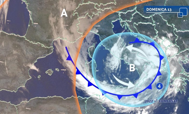 UNA CIRCOLAZIONE CICLONICA INFLUENZA IL TEMPO SU ALCUNE REGIONI TRA OGGI E DOMANI, PORTANDO UN PO’ DI PIOGGE INSIEME ALL’AFFLUSSO DI ARIA PIÙ FRESCA. DA MARTEDÌ SI PROFILA L’ARRIVO DI UNA PERTURBAZIONE PIÙ INTENSA. Il tempo di questa domenica in Italia sarà influenzato da una circolazione ciclonica in quota, un vortice ciclonico colmo di aria più fredda (“goccia fredda”), che oggi ha il suo centro nei pressi dell’Italia centrale. La sua presenza favorisce un contenuto calo delle temperature e determina qualche pioggia residua soprattutto sul medio Adriatico, in risalita verso il Nord-Est. Lunedì, specie nella prima parte della giornata, le piogge coinvolgeranno soprattutto l’area tra i settori meridionali del Centro e quelli più settentrionali del Sud Italia, mentre anche a ridosso delle Alpi assisteremo a un aumento dell’instabilità, accompagnata dal ritorno della neve fino intorno ai 1.500 metri. In seguito la “goccia” si allontanerà verso l’Europa centrale e sulla maggior parte delle regioni si avrà una breve fase di tempo più stabile, destinata tuttavia a rivelarsi solo temporanea. Già tra martedì e mercoledì, infatti, una perturbazione più intensa in arrivo dall’Atlantico attraverserà gran parte dell’Italia a iniziare dalle regioni di Nord-Ovest. LE PREVISIONI PER LE PROSSIME ORE Sui settori a nord del Po tempo abbastanza soleggiato; nel resto del Paese nuvolosità variabile. Al mattino possibilità di piogge sparse in Puglia e sul settore del medio Adriatico, più intense in Abruzzo. Locali rovesci in arrivo nel nordest della Sardegna. Nel pomeriggio piogge residue sulla Puglia meridionale e in Abruzzo, piogge o rovesci isolati sulla Sardegna orientali, con possibili temporali nel nordest dell’isola; piogge sparse nelle Marche e in Romagna; deboli piogge isolate in Emilia, in estensione in serata alle Venezie. Entro sera tendenza a qualche rovescio o temporale anche nel Trapanese e nel canale di Sicilia. Temperature massime per lo più in calo. Venti in generale deboli o al più localmente moderati: rinforzi da sud est sul canale d’Otranto, da nord nel Ponente ligure. Mari: da mossi a molto mossi medio e basso Adriatico, canale d’Otranto e alto Ionio; fino a mossi anche alto Adriatico, Ligure occidentale e Tirreno centrale. LE PREVISIONI PER DOMANI Cielo in prevalenza nuvoloso con maggiori possibilità di schiarite anche ampie su Toscana, Levante ligure e sud della Sardegna, in serata anche sulla Val Padana centro-orientale. Al mattino possibili precipitazioni in Valle d’Aosta, sul medio e alto Piemonte e nel nordovest della Lombardia, nevose sopra 1500 metri circa; piogge sparse localmente anche moderate su basso Lazio e Campania, deboli e isolate nel sud delle Marche e in Abruzzo; piogge occasionali in esaurimento nelle Prealpi venete, in Carnia e nell’interno del sudovest della Sicilia. Nel pomeriggio fenomeni quasi ovunque in esaurimento con locali piogge quasi esclusivamente sulla Campania. Temperature massime per lo più in calo al Nord, in rialzo su Abruzzo, Molise, al Sud e in Sicilia. Venti in prevalenza deboli con qualche locale rinforzo da nord-nordest nel Ponente ligure, da sud nel Salento, al mattino e con direzione variabile anche sul Tirreno. Mari poco mossi o localmente mossi. LE PREVISIONI PER MARTEDÌ Al mattino nuvole già compatte al Nord-Ovest con piogge sparse localmente anche moderate in Liguria e deboli fenomeni isolati su est del Piemonte, centro-ovest della Lombardia e lungo le Alpi con limite della neve almeno oltre i 1700 metri; nuvolosità irregolare nel resto d’Italia, con schiarite localmente ampie nel sudovest della Sicilia. Nel pomeriggio nuvole in intensificazione anche al Nordest e al Centro con piogge anche moderate tra la Liguria e il nordovest della Toscana, più deboli e isolate su Lombardia, Emilia e Salento; qualche rovescio nel nordovest della Sardegna. Tra sera e notte peggioramento più diffuso al Nord e inestensione fino al Lazio. Temperature massime in ulteriore calo al Nord-Ovest, in pianura non oltre i 10-13 gradi, in leggero aumento sulla Sardegna. Venti meridionali in rinforzo a iniziare dai mari più occidentali, già moderati a metà giornata su Ligure, Tirreno occidentale, Mare di Sardegna e Canale di Sicilia dove i mari saranno mossi e tendenti a molto mossi in serata. Altrove mari per lo più poco mossi.