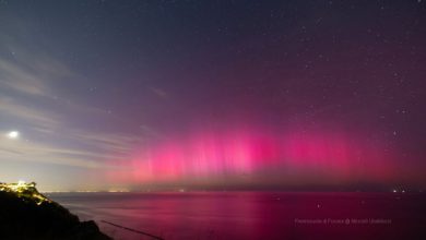 Aurora boreale vista da Fiorenzuola di Focara. Foto di Niccolò Ubalducci