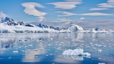 Antartide_Credits-Source-Blue_White_Author-Rob-Oo_Wikipedia-Creative-Commons