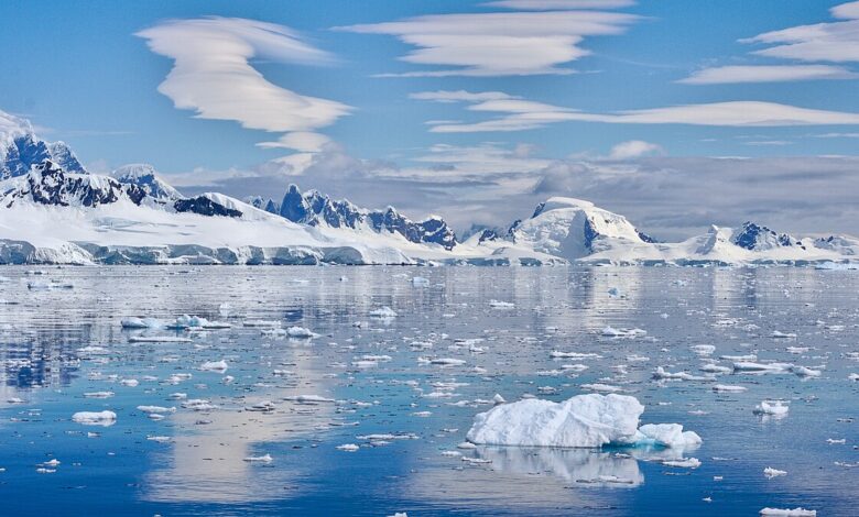 Antartide_Credits-Source-Blue_White_Author-Rob-Oo_Wikipedia-Creative-Commons